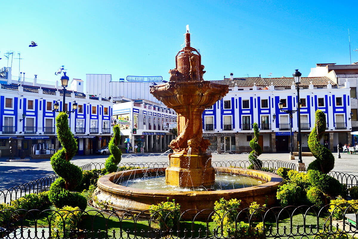 La-Plaza-Mayor-cada-dia-ofrece-el-mejor-espectaculo-manchego-en-Valdepenas