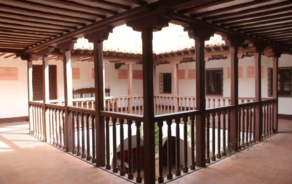 uno-de-los-patios-turismo-villanueva-de-los-infantes_4_1200x757